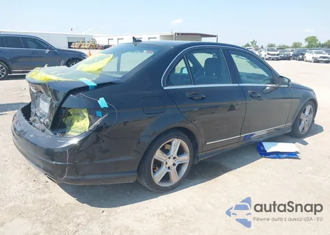 2010 Mercedes-Benz C 300 Luxury/Sport z USA, uszkodzony, nr VIN WDDGF5EB0AR086224